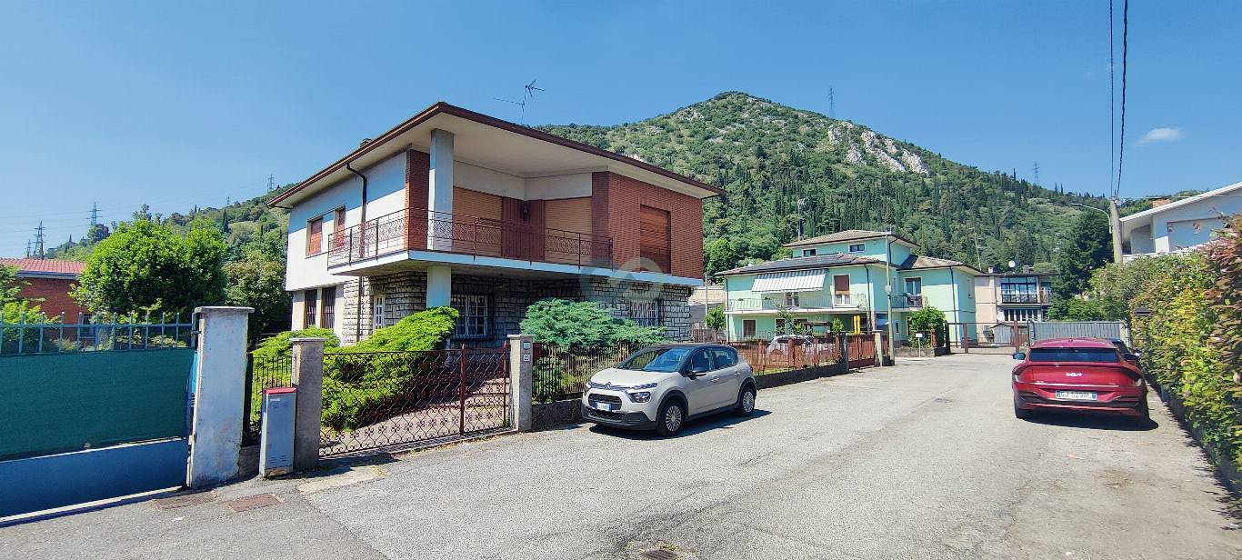 VILLA CON GIARDINO E 2 BOX AUTO 36