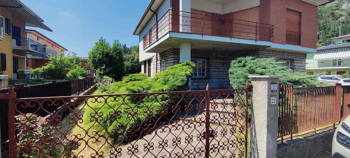 VILLA CON GIARDINO E 2 BOX AUTO 35