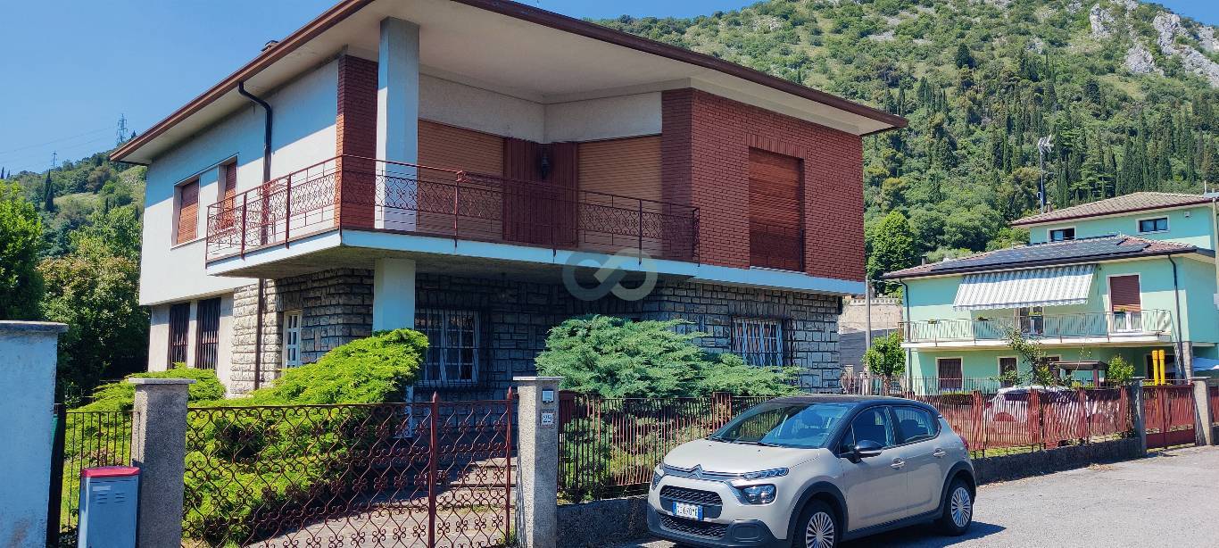 VILLA CON GIARDINO E 2 BOX AUTO 37