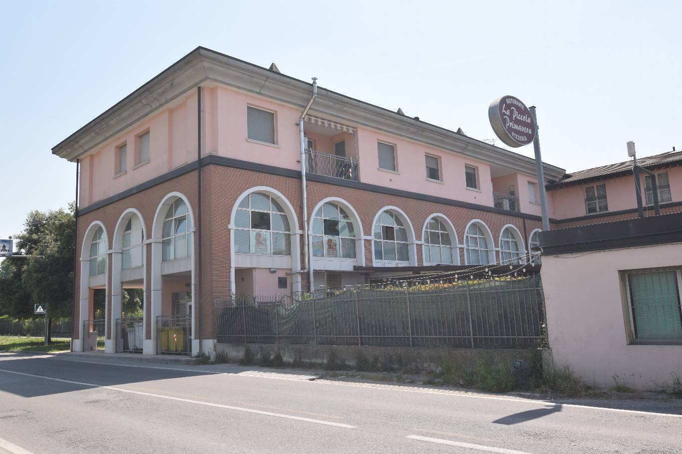 SPAZIO COMMERCIALE 2