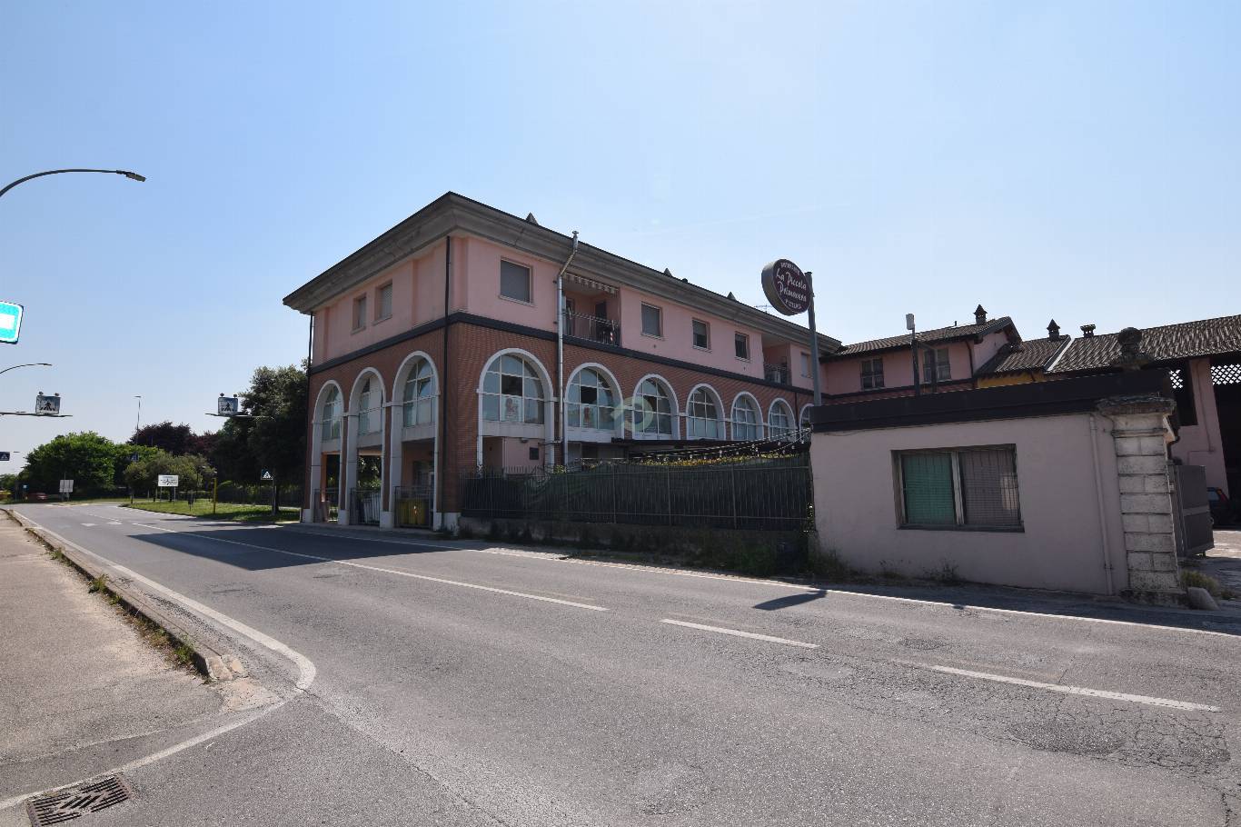 SPAZIO COMMERCIALE 1