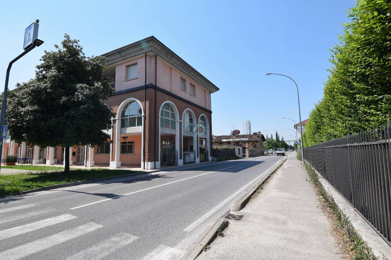 SPAZIO COMMERCIALE 4
