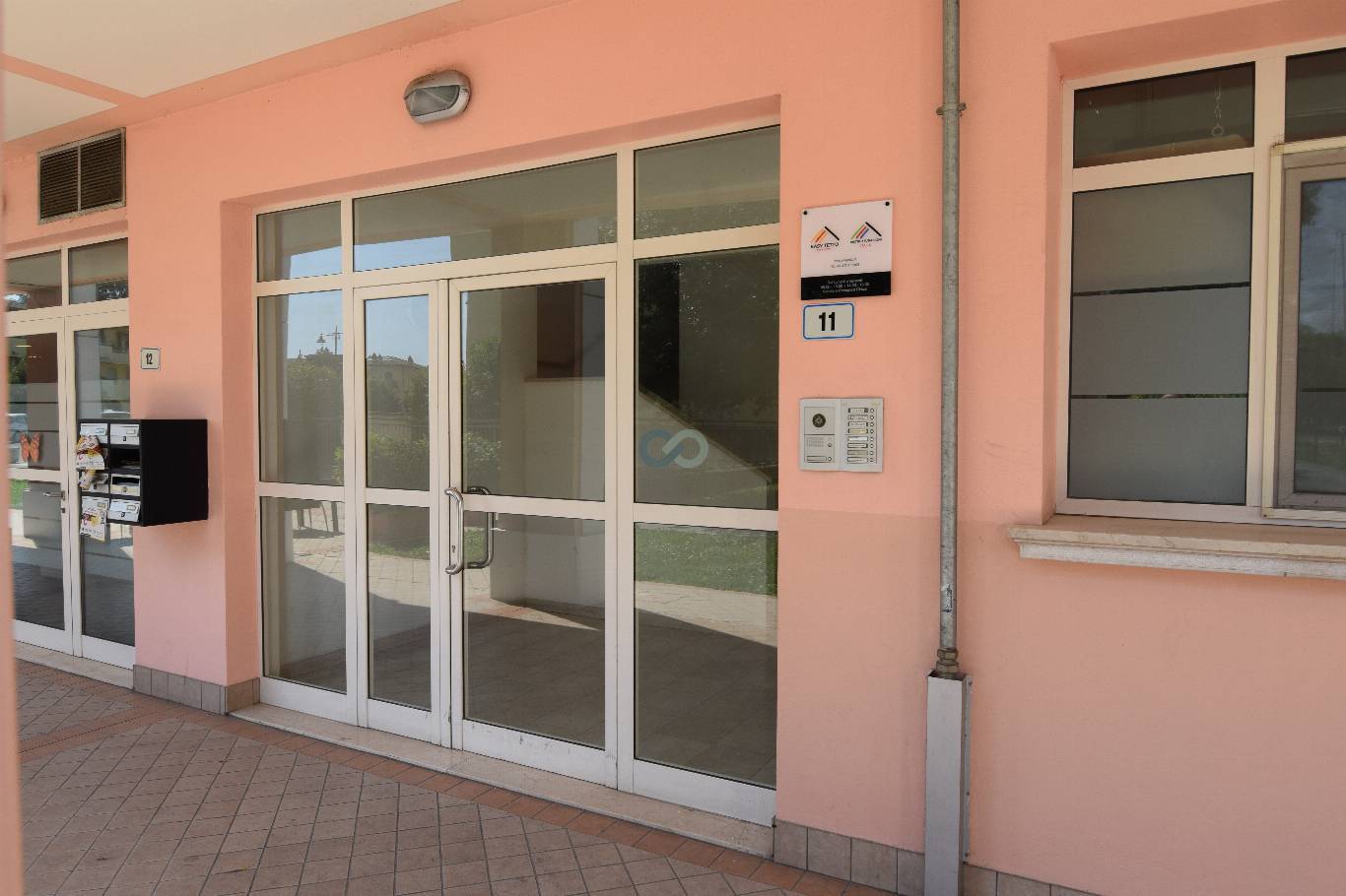 SPAZIO COMMERCIALE 12