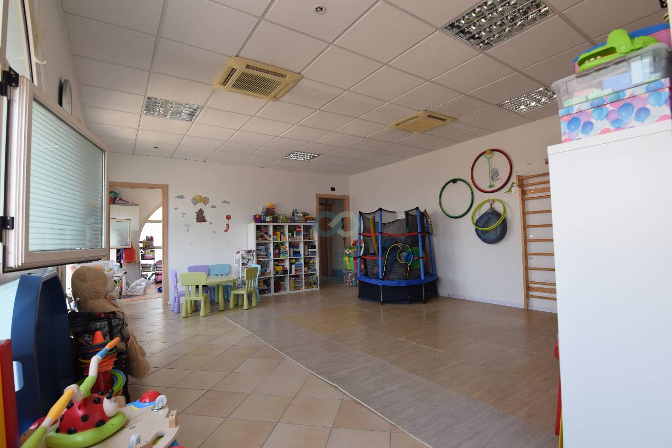 SPAZIO COMMERCIALE 23