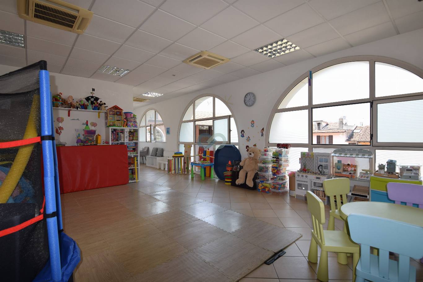SPAZIO COMMERCIALE 27