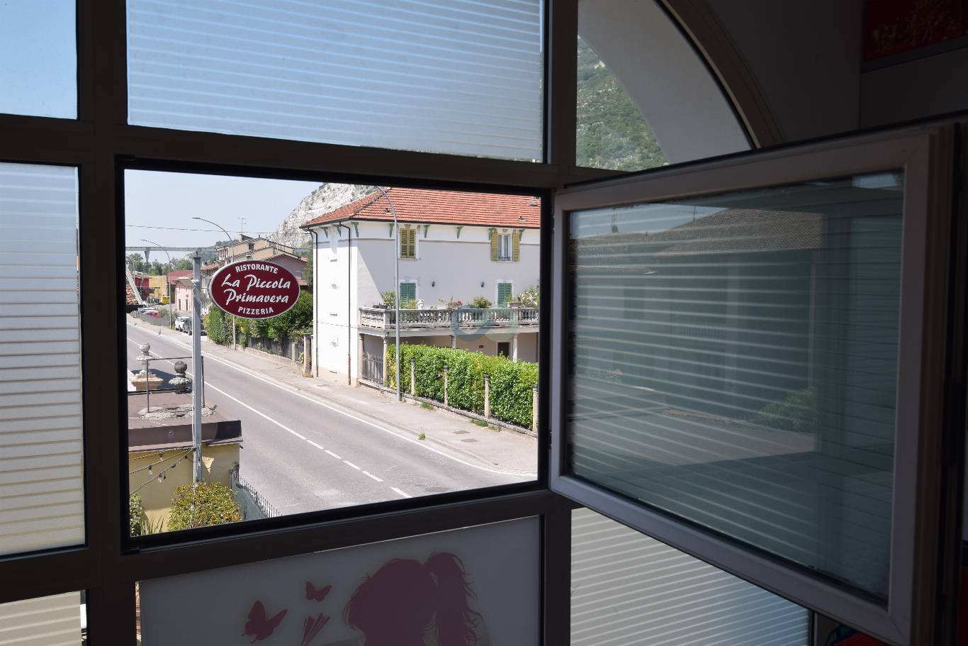 SPAZIO COMMERCIALE 44