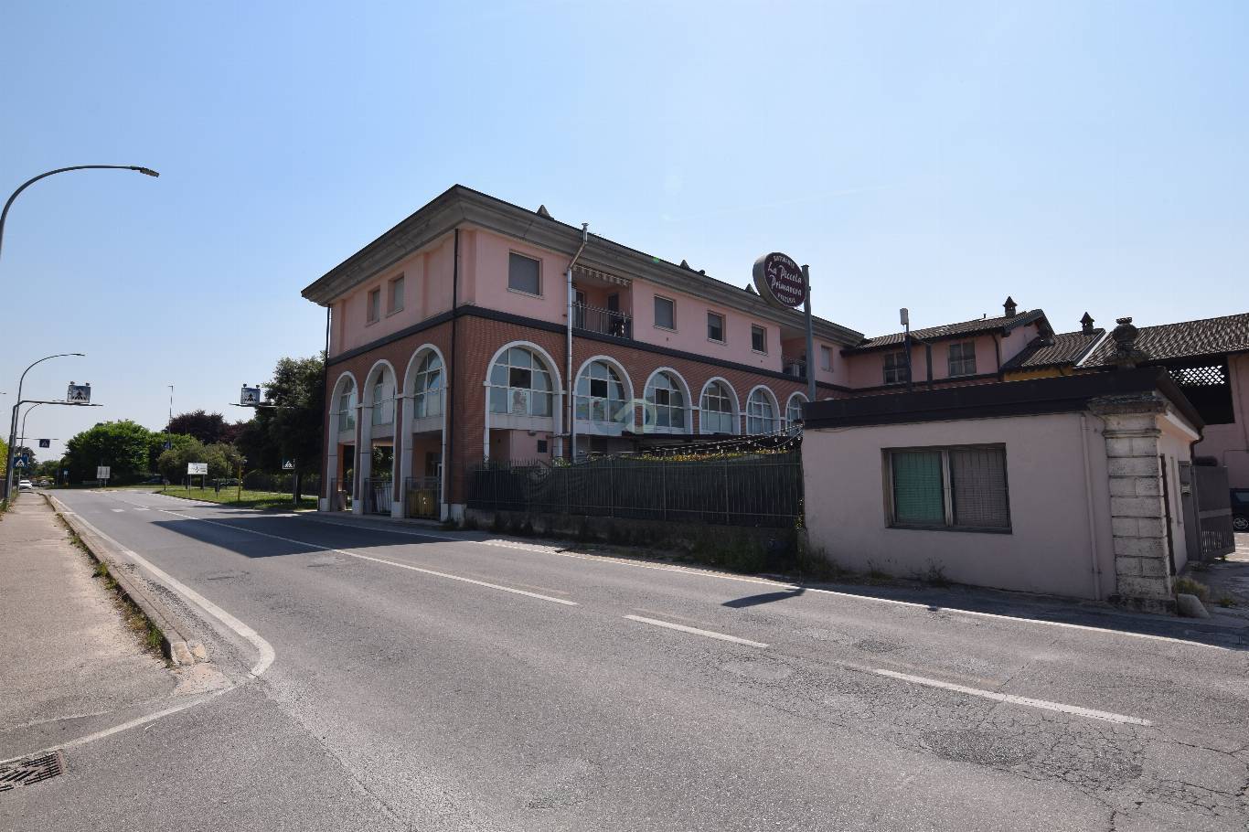 SPAZIO COMMERCIALE 46