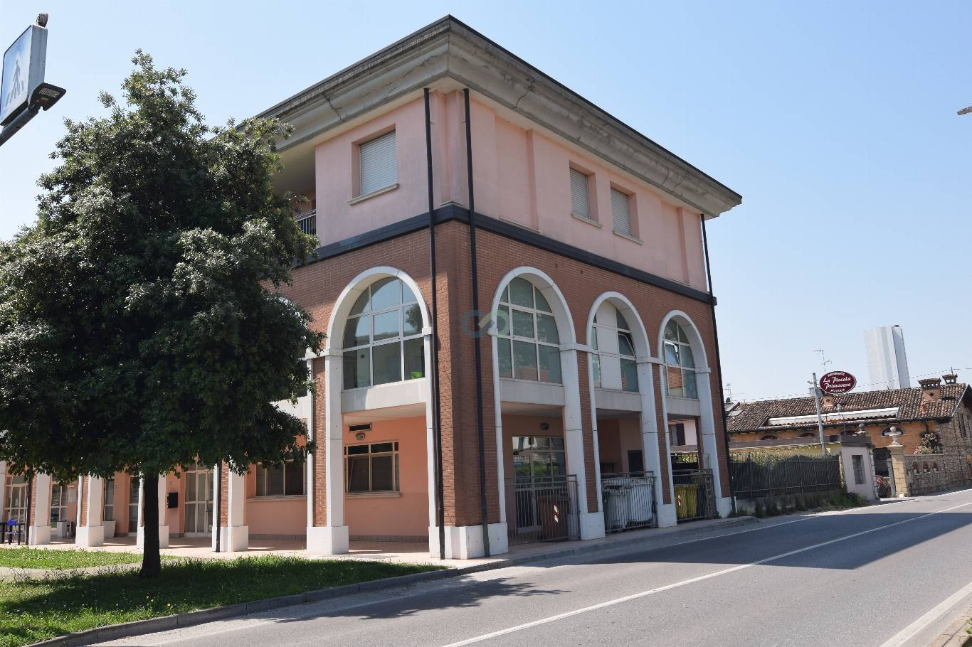 SPAZIO COMMERCIALE 48