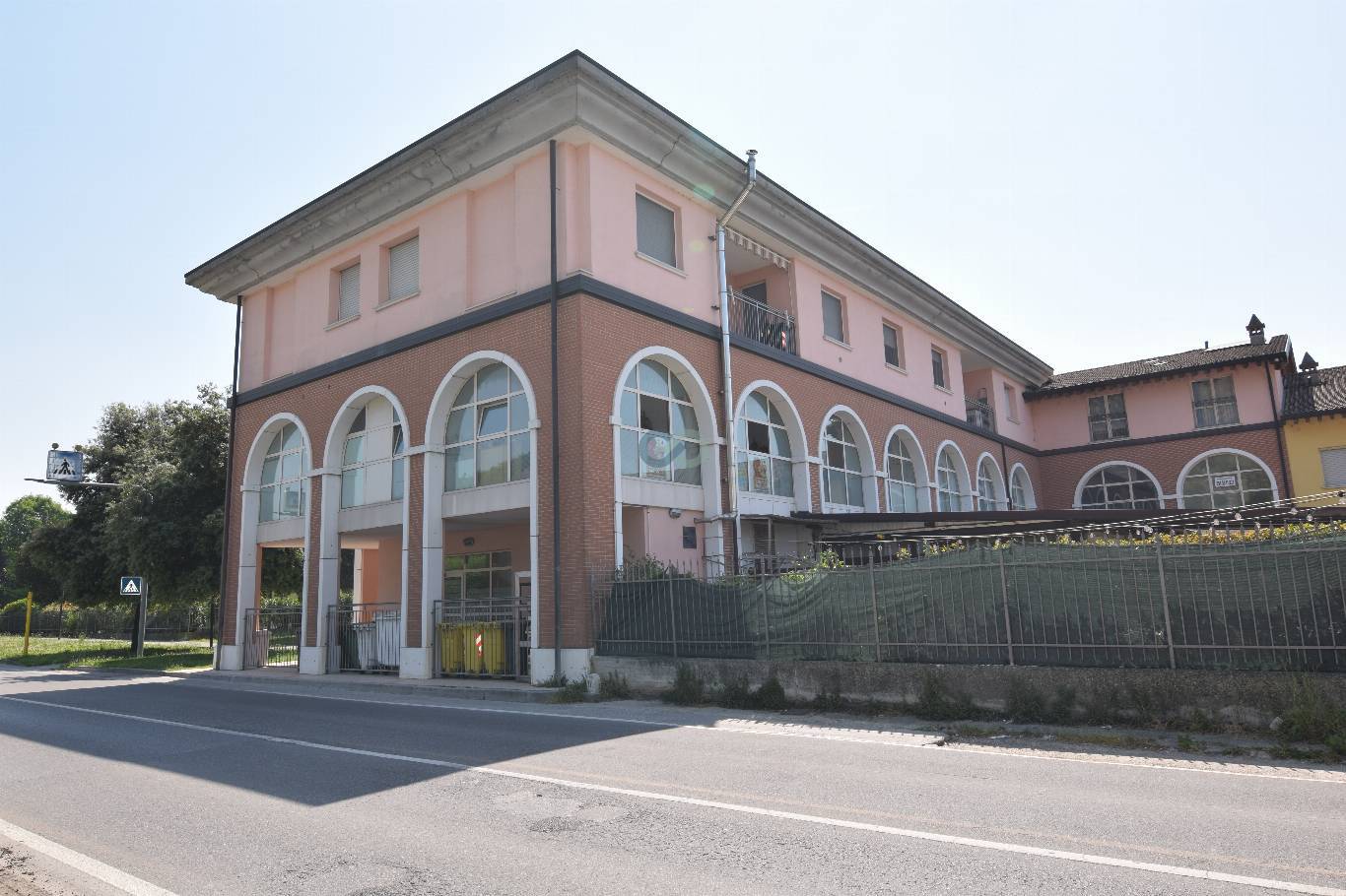 SPAZIO COMMERCIALE 49