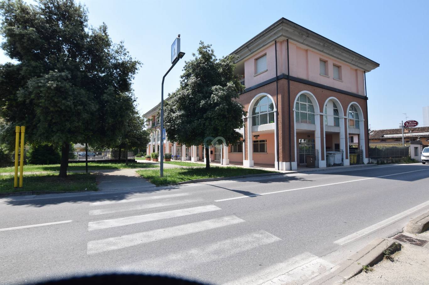 SPAZIO COMMERCIALE 51
