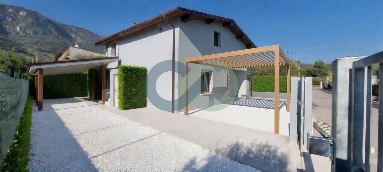 Bifamiliare con cortile privato 1