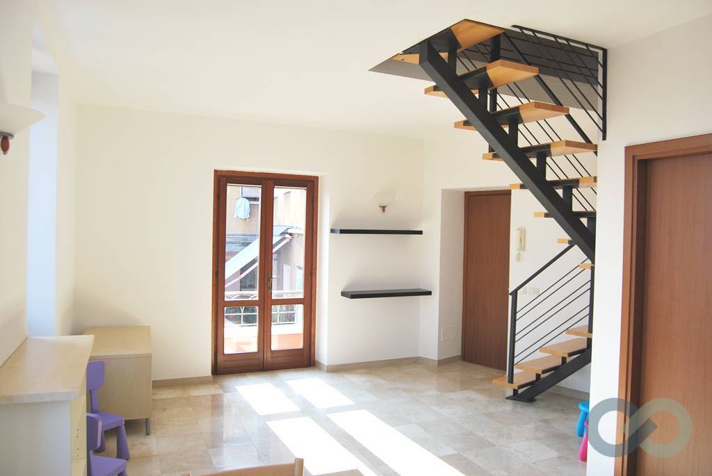 MONOLOCALE CON MANSARDA 4