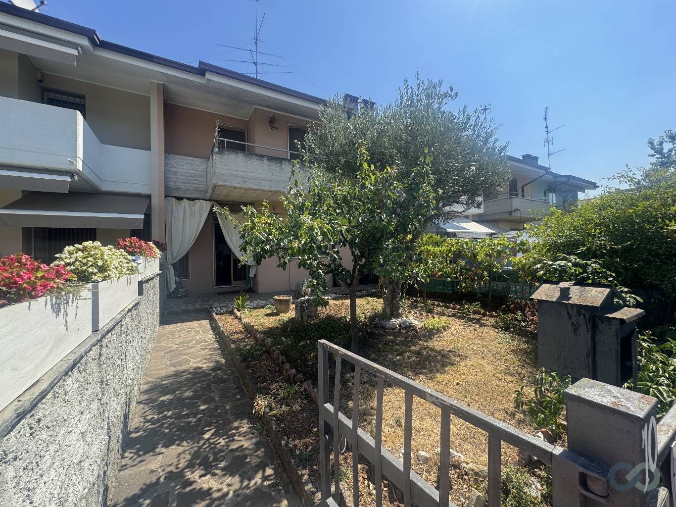 VILLETTA  A SCHIERA 10