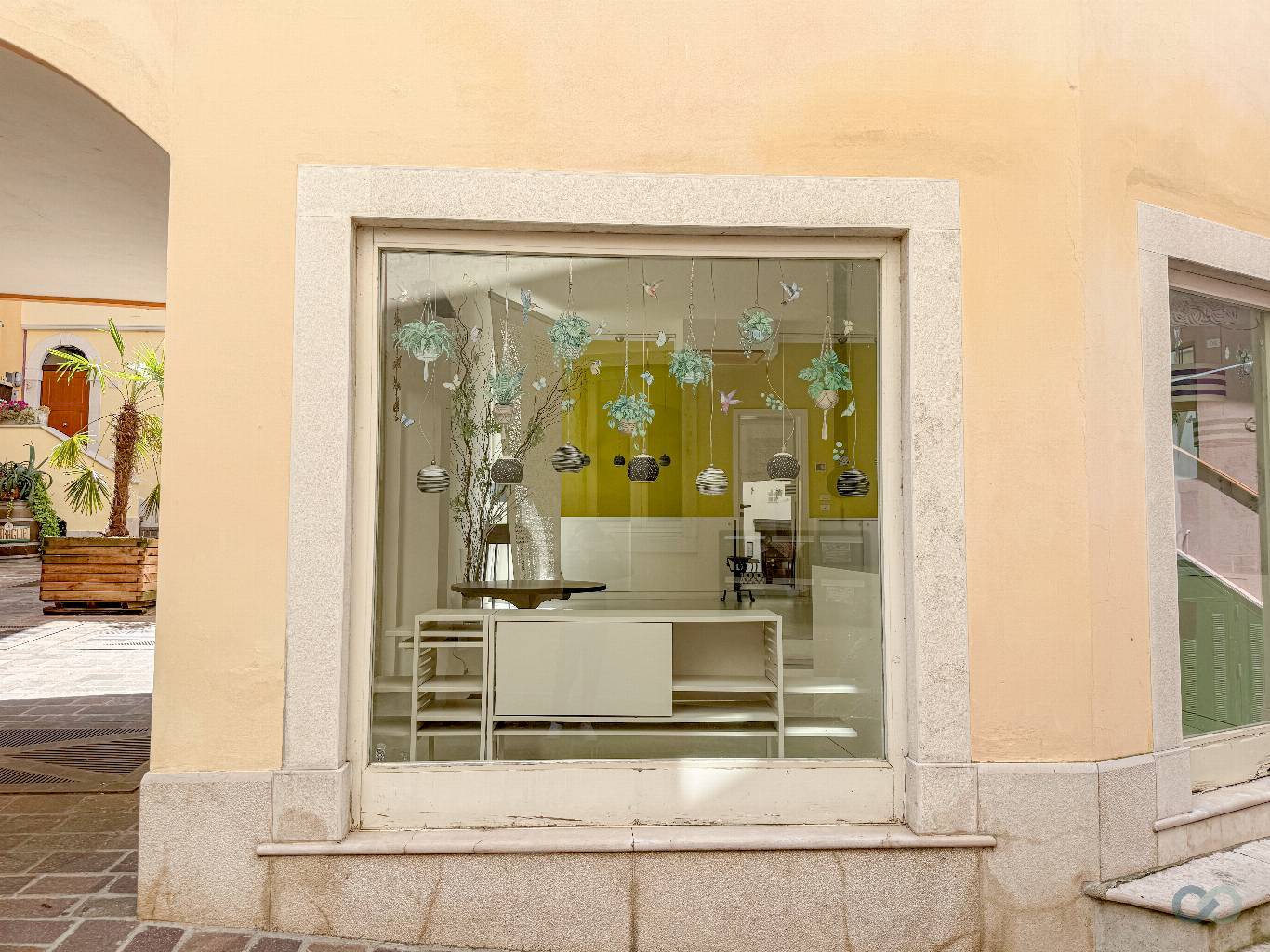 NEGOZIO COMMERCIALE 13