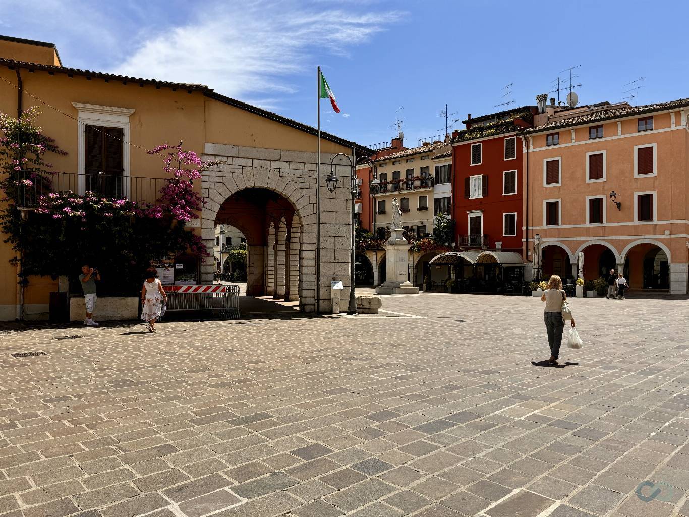 CASA IN PIAZZA 16