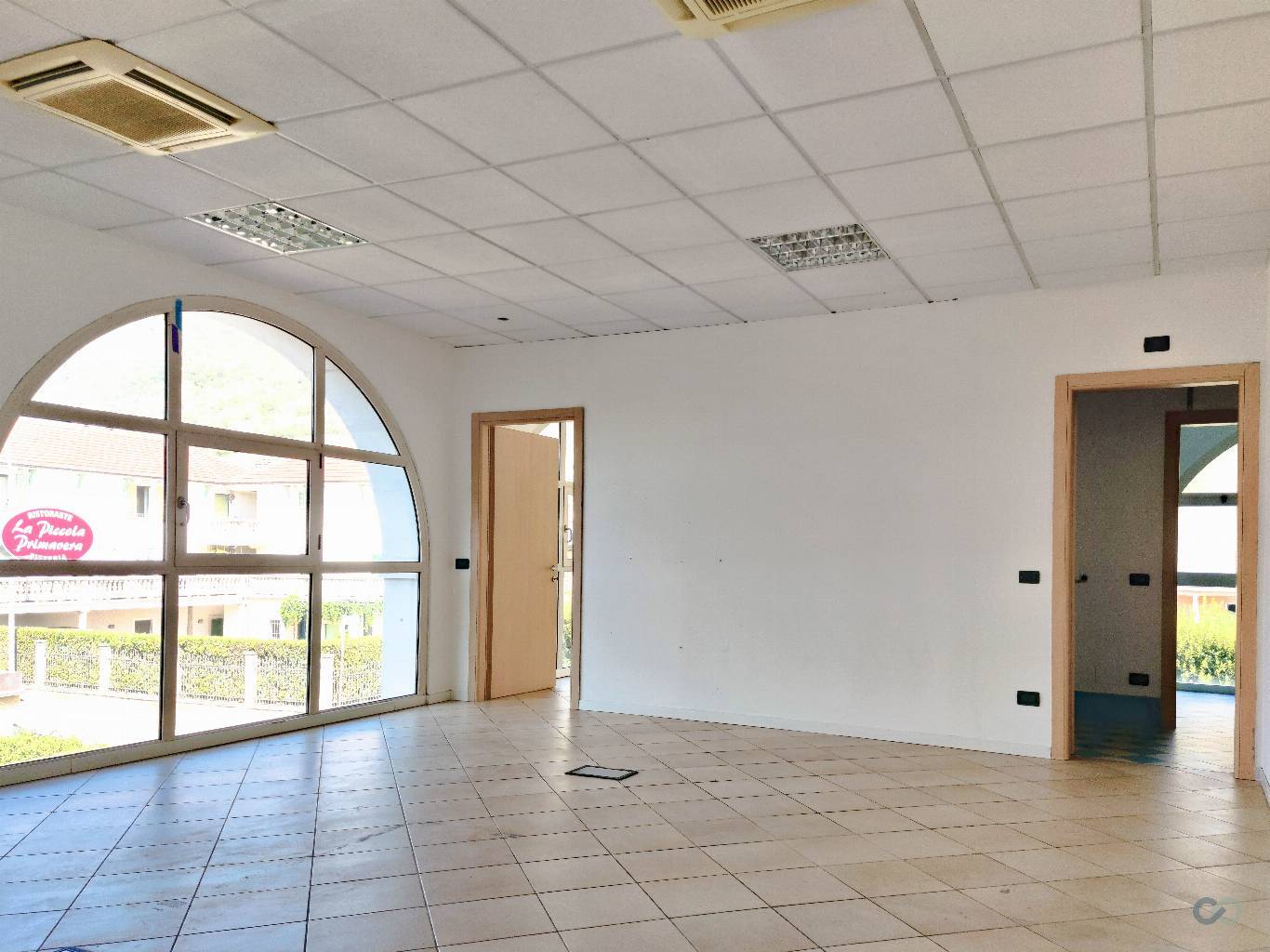 SPAZIO COMMERCIALE 32
