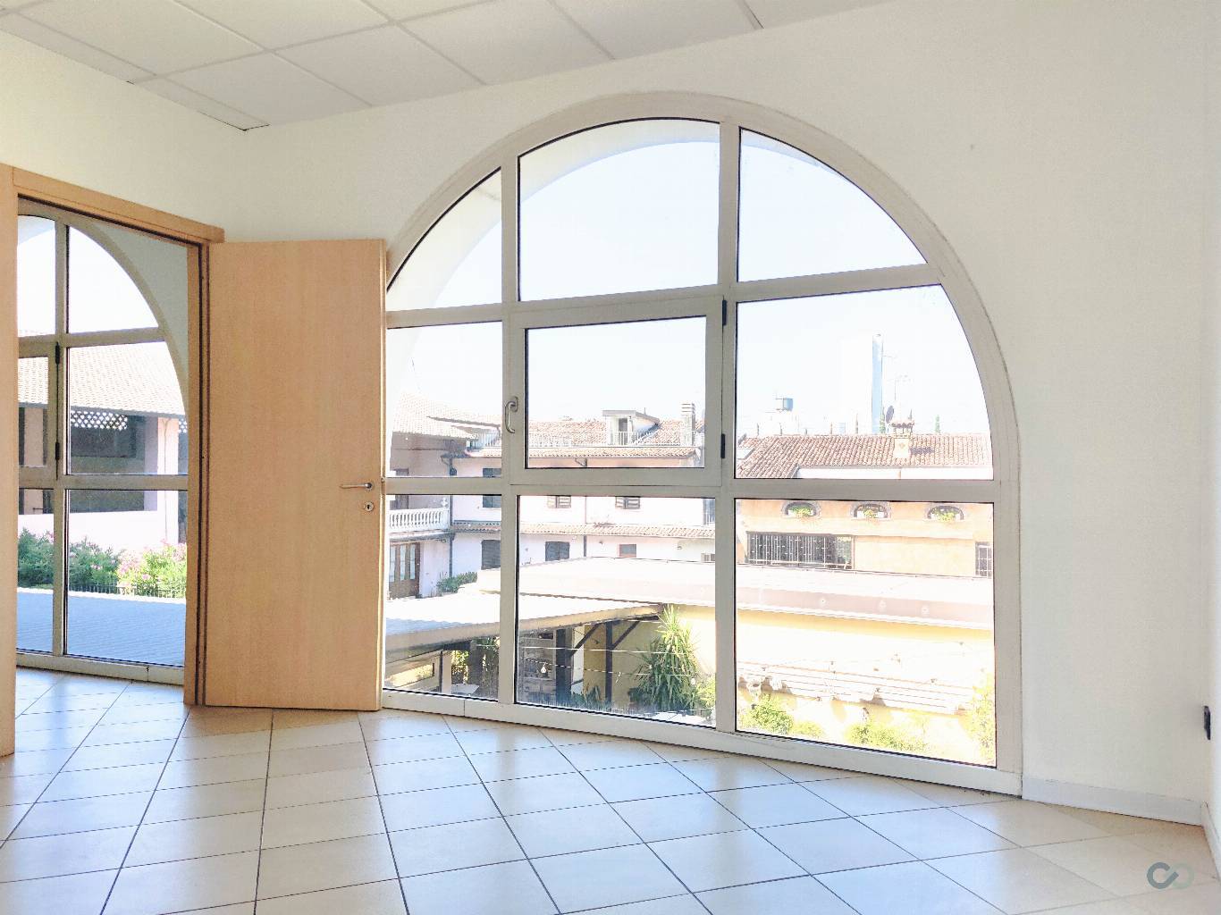 SPAZIO COMMERCIALE 33