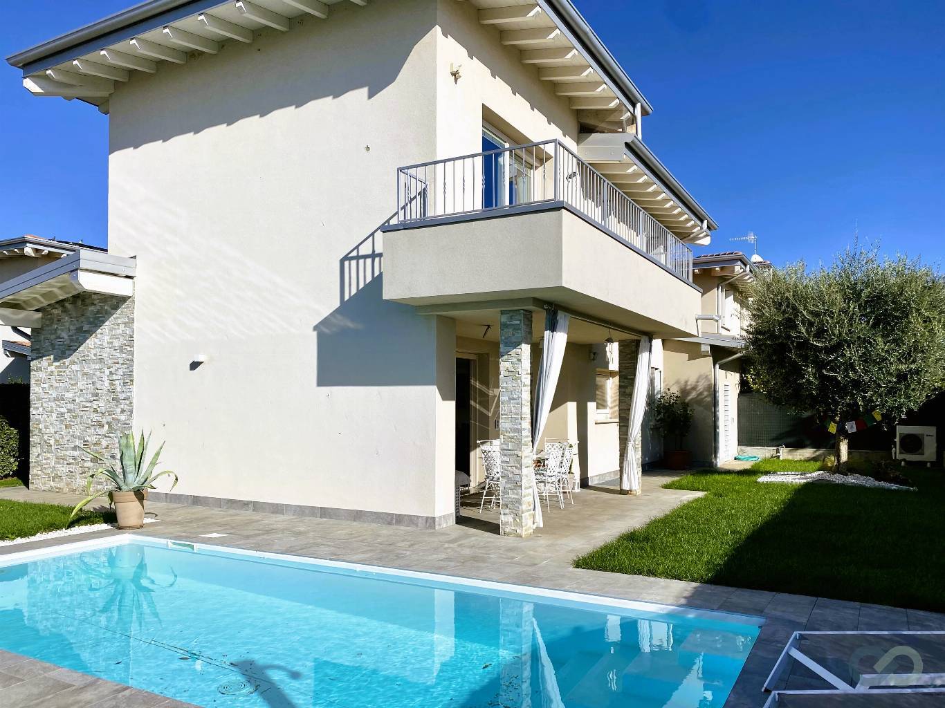 VILLA CON PISCINA 1