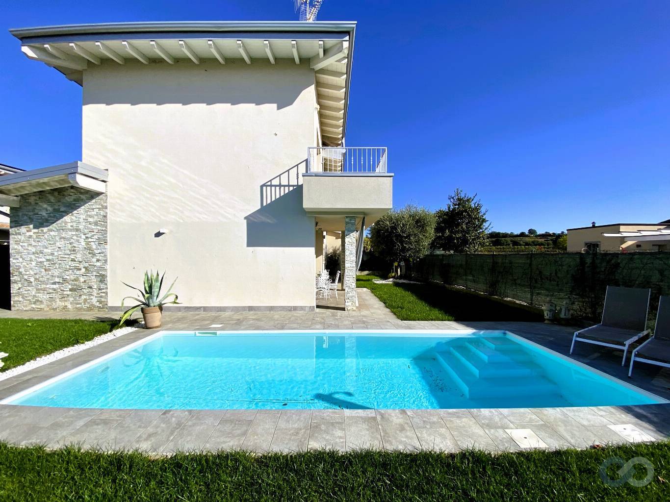 VILLA CON PISCINA 2