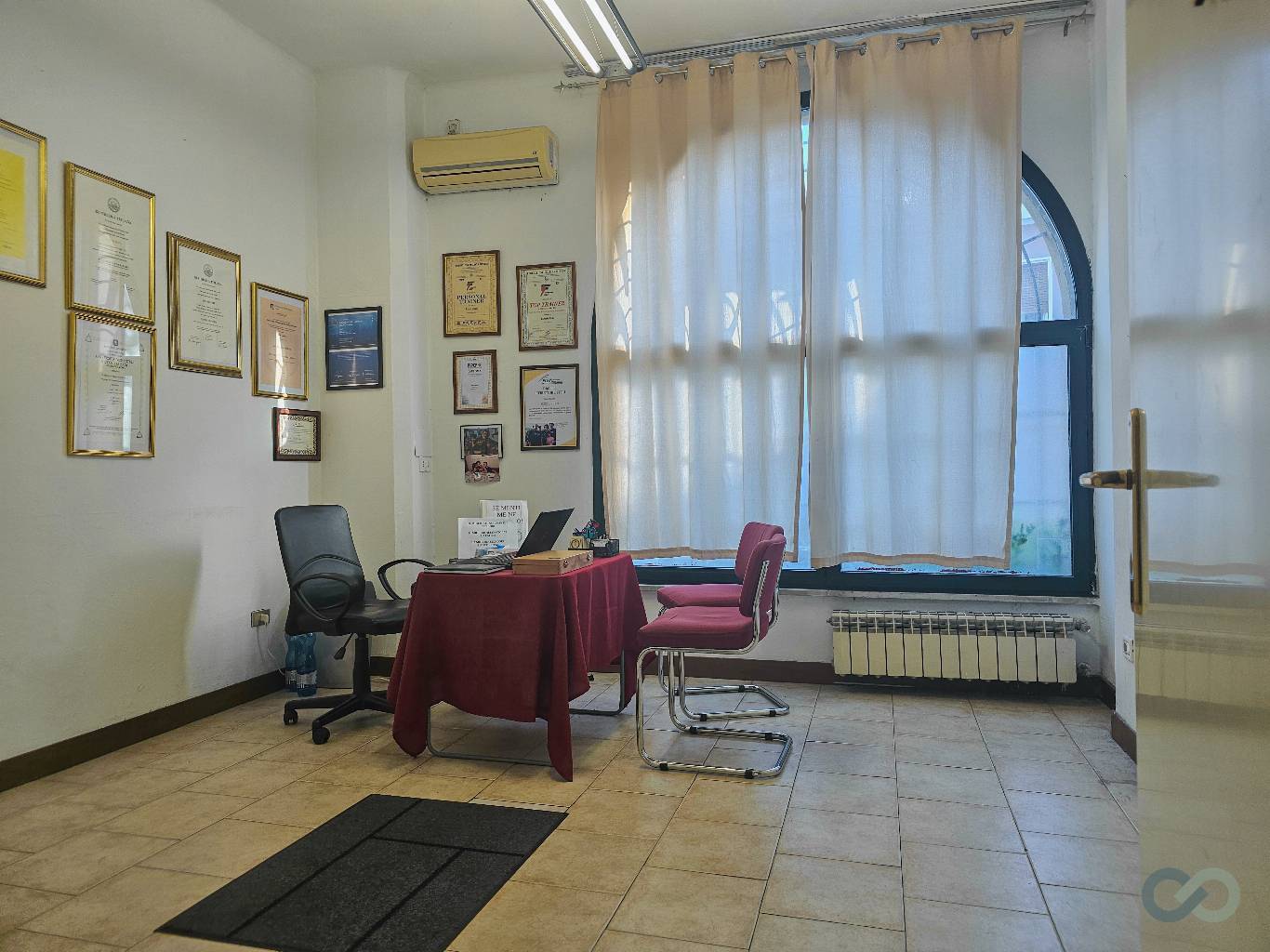 NEGOZIO FRONTE STRADA 9