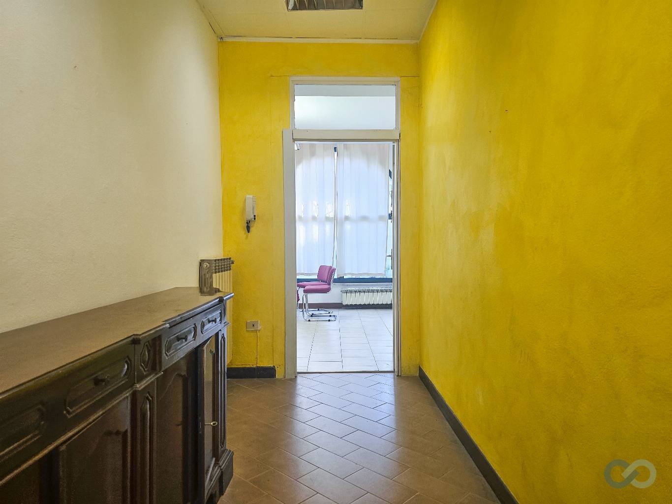 NEGOZIO FRONTE STRADA 15