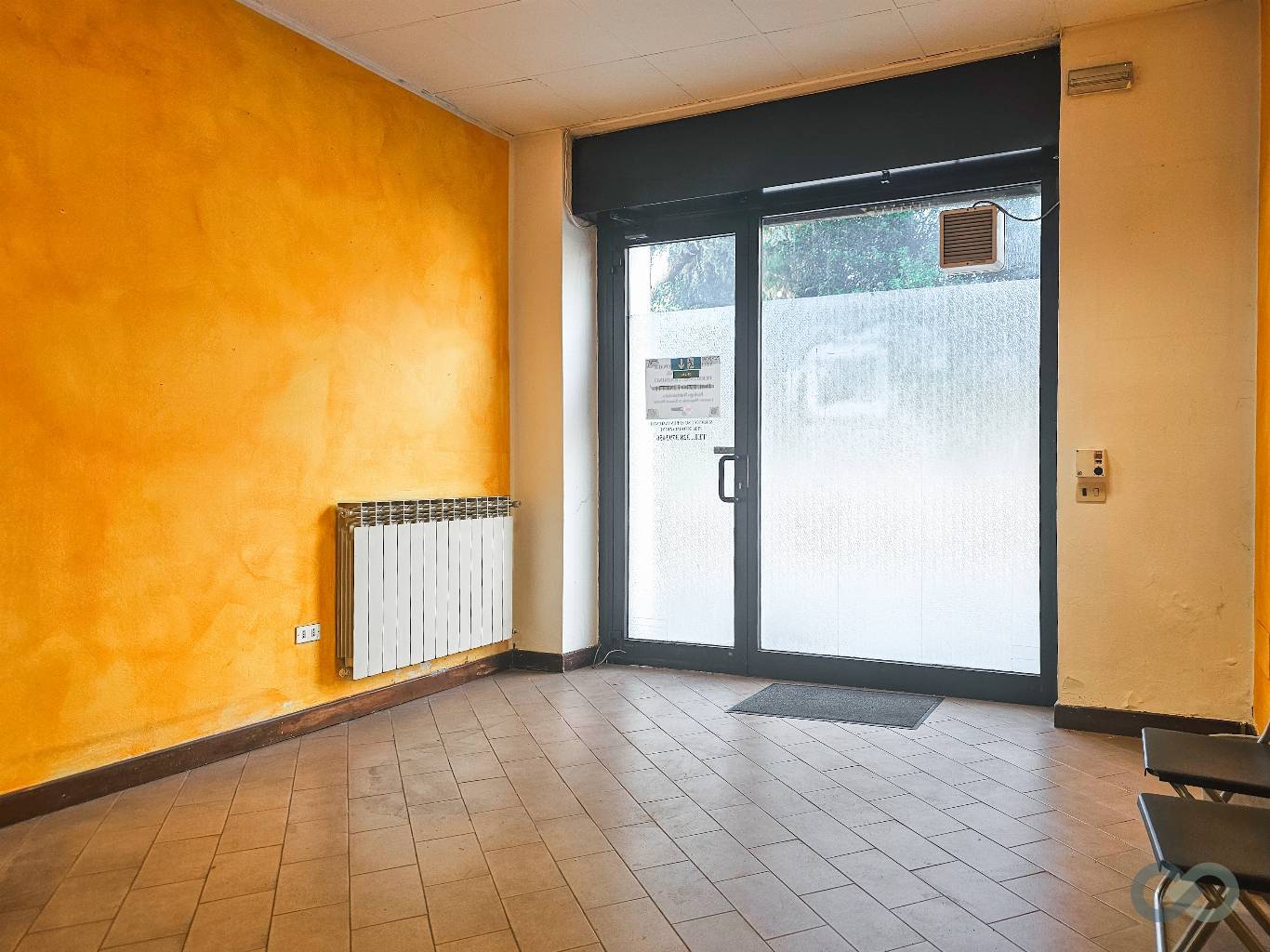 NEGOZIO FRONTE STRADA 16