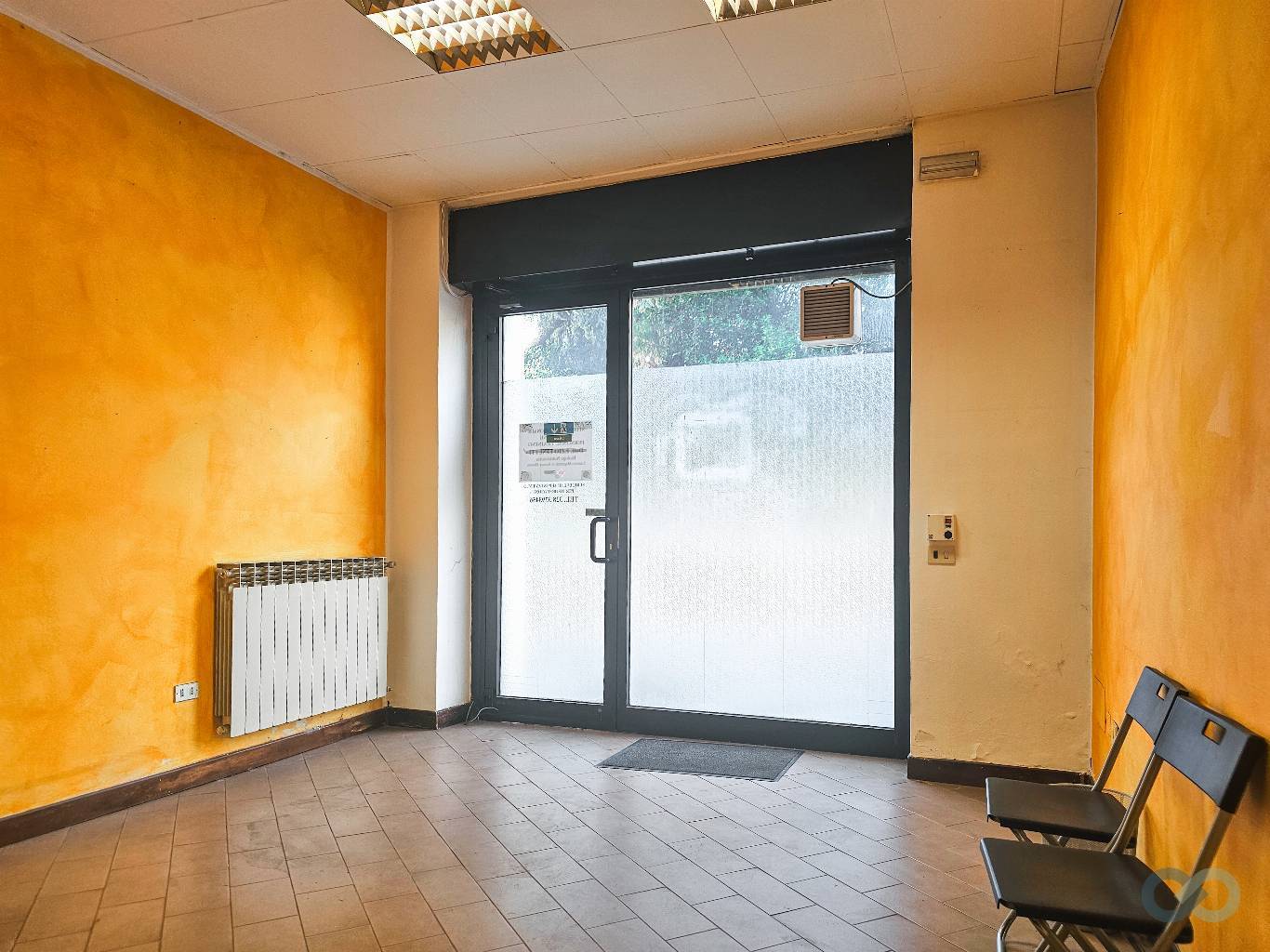 NEGOZIO FRONTE STRADA 18