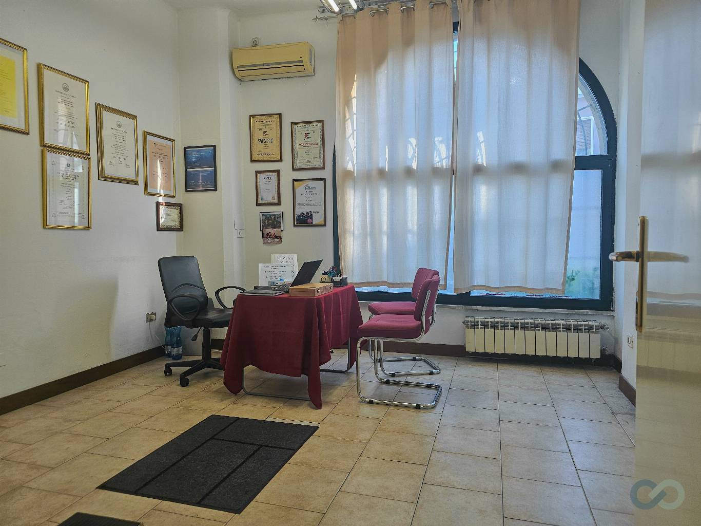 NEGOZIO FRONTE STRADA 10