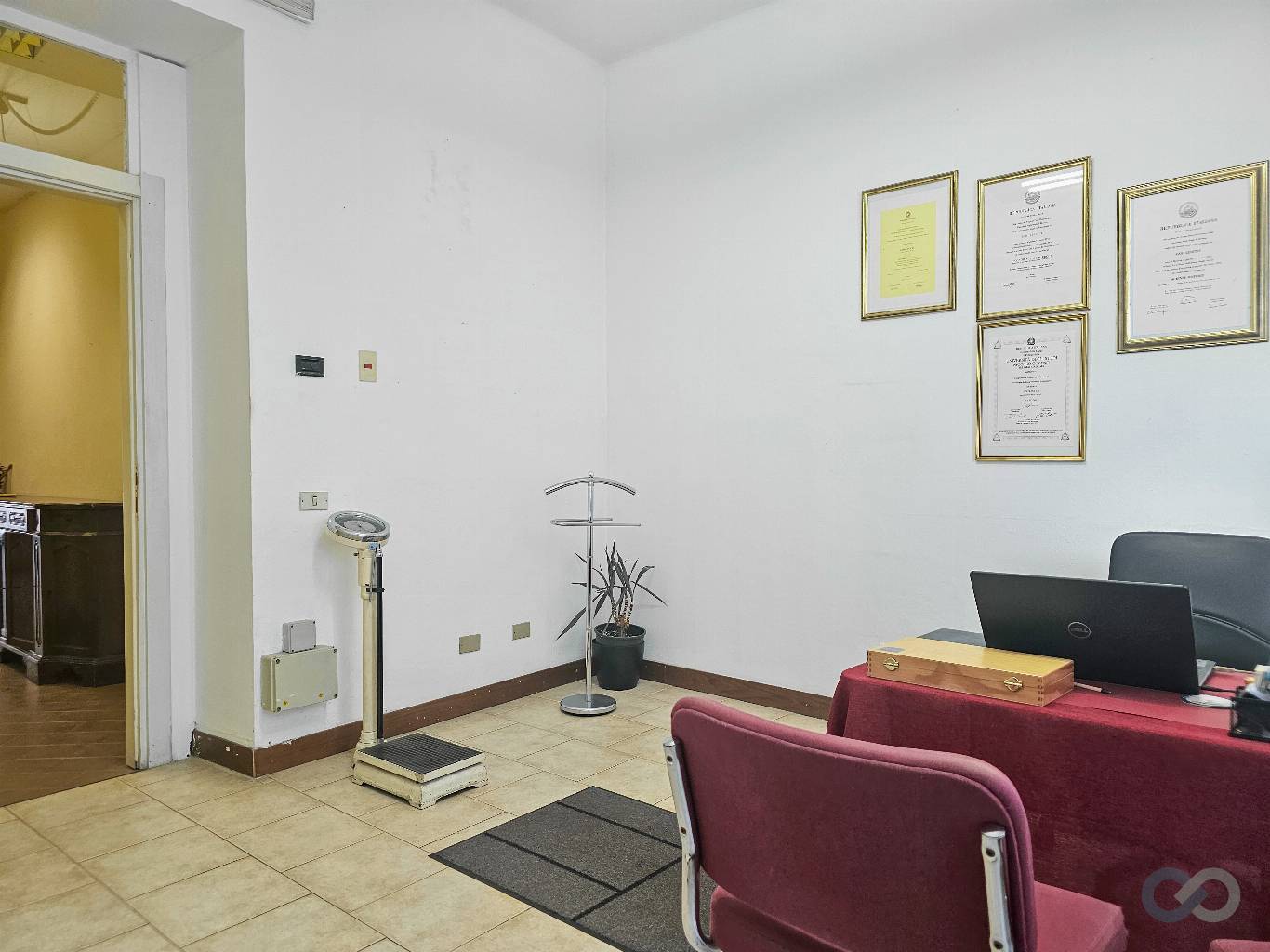 NEGOZIO FRONTE STRADA 16