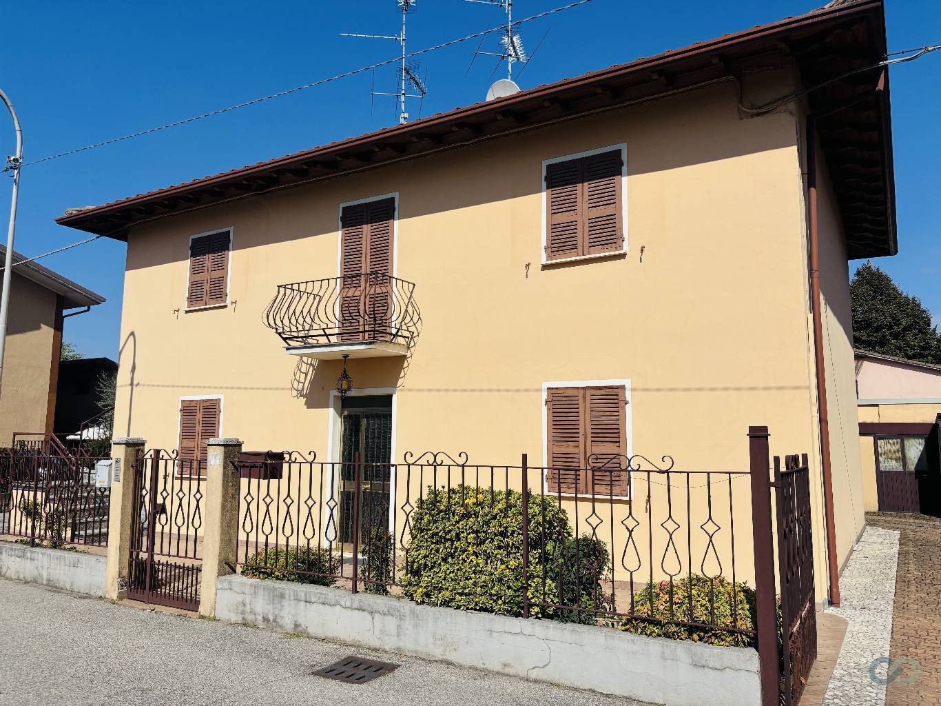 APPARTAMENTO IN BIFAMIGLIARE 11
