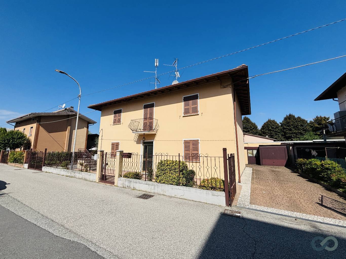 APPARTAMENTO IN BIFAMIGLIARE 12