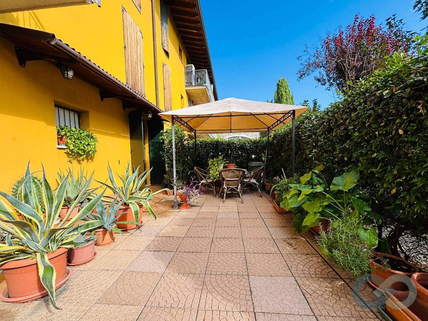 Trilocale con giardino e box doppio 24