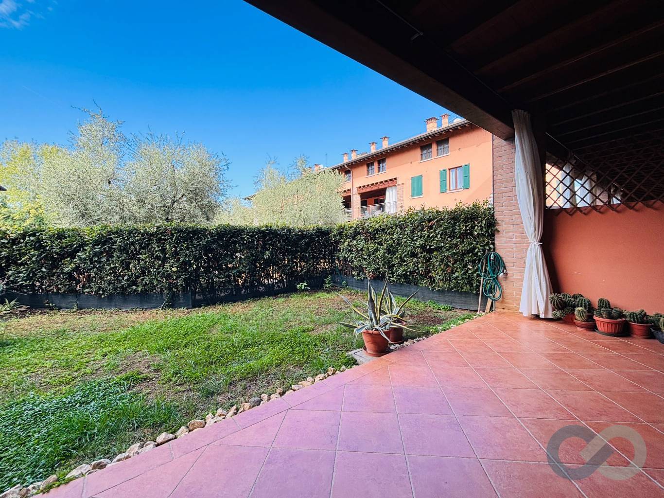 Trilocale con giardino e box doppio 41