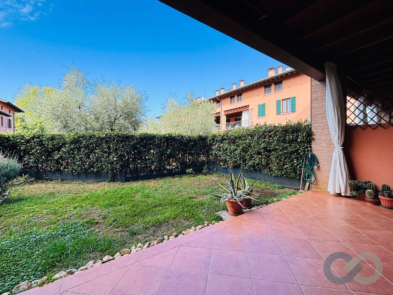 Trilocale con giardino e box doppio 42